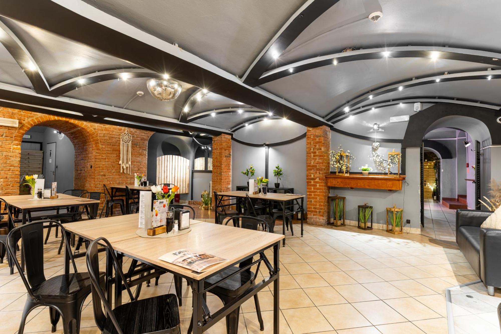 艾勒梅尔普兰厄特酒店 乌斯特龙 外观 照片