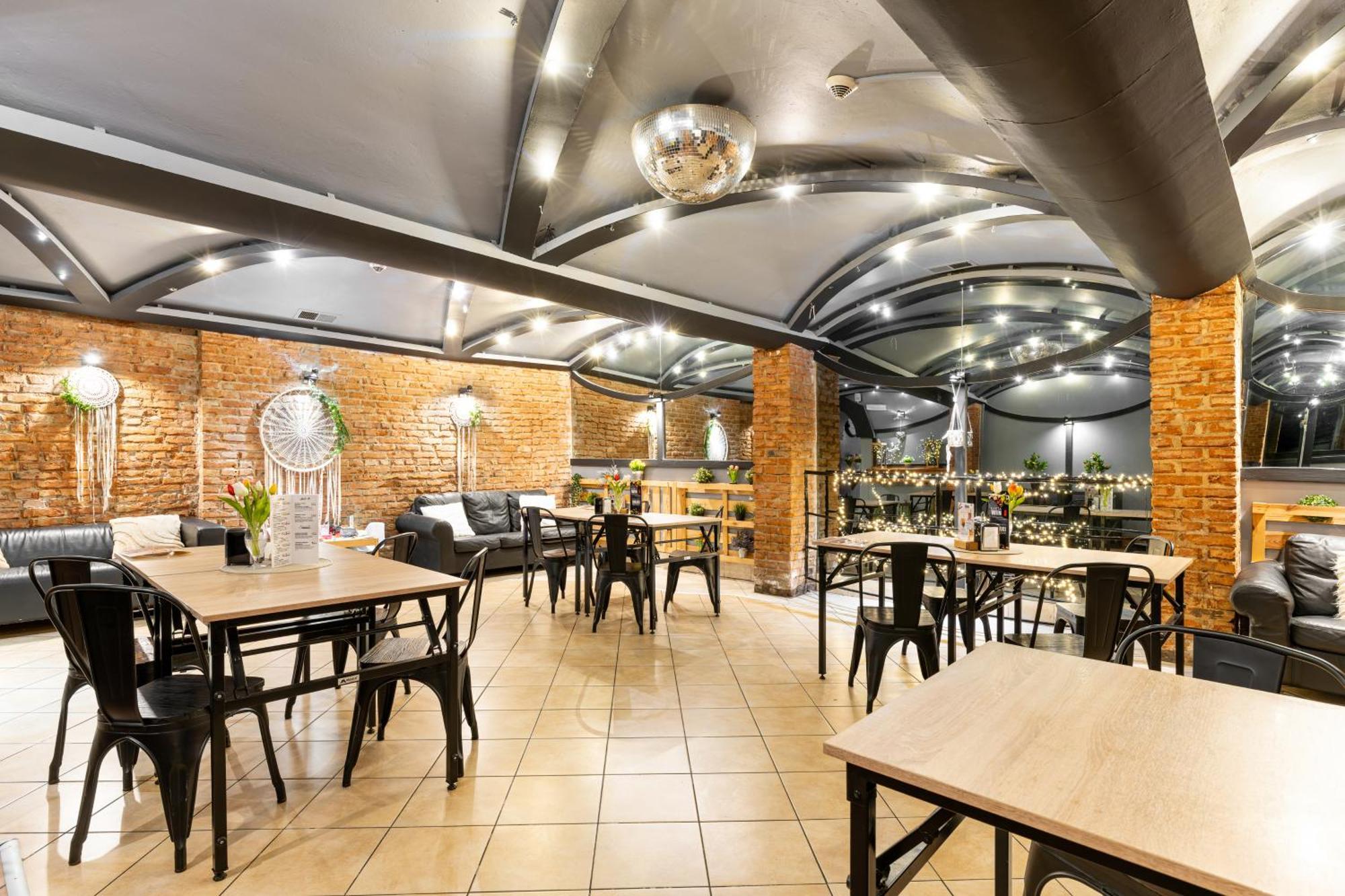 艾勒梅尔普兰厄特酒店 乌斯特龙 外观 照片